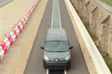 Renault shows us how to charge an electric car while it's moving | Auto ...