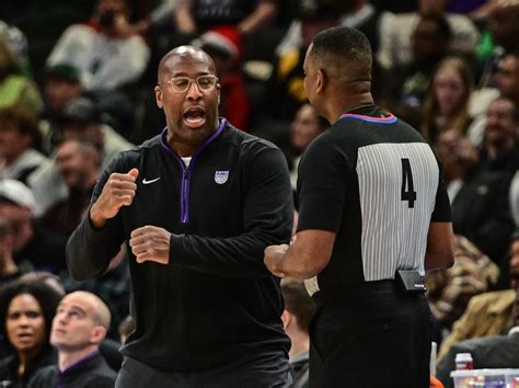 Kings coach Mike Brown fined $25K for actions toward ref