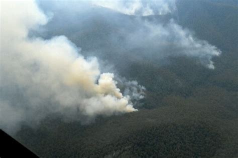 Emergency services fight out-of-control bushfires in eastern Victoria