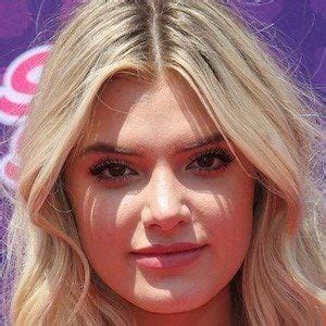 Alissa Violet - Age, Family, Bio | Famous Birthdays