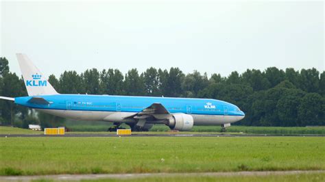 KLM Boeing 777 taxiing before departure 7195158 Stock Video at Vecteezy