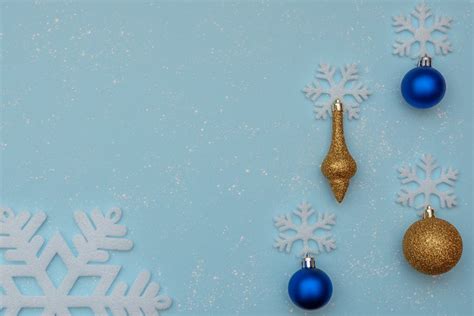 White snowflakes and Christmas decorations (609107)