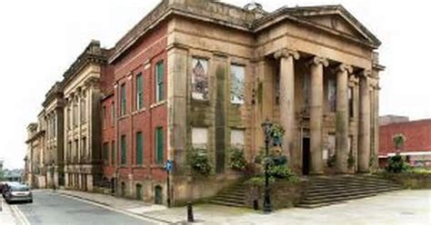 Oldham's old Town Hall no longer endangered - Manchester Evening News