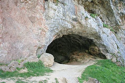 Bone Cave Entrance © Anne Burgess cc-by-sa/2.0 :: Geograph Britain and Ireland