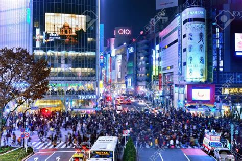 Tokyo’s Shibuya Crossing crowds at night – johnrieber