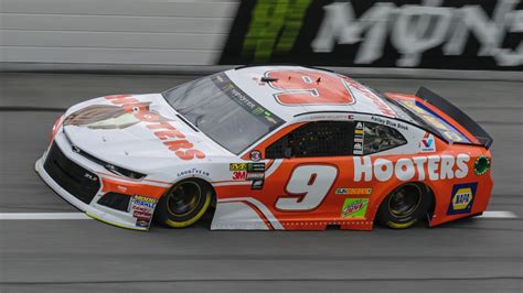 Hooters extends sponsorship of Chase Elliott