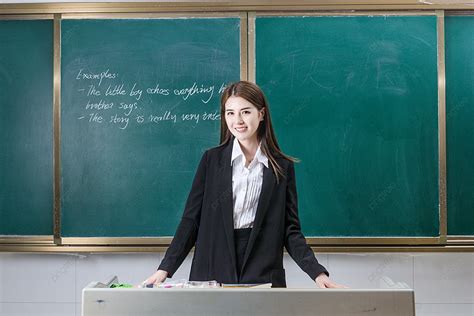 The Female Teacher Who Is Teaching In Front Of The Blackboard ...