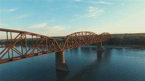 Bridge over the Missouri River in Bismarck, ND. [OC] [3840x2160] : r/bridgeporn