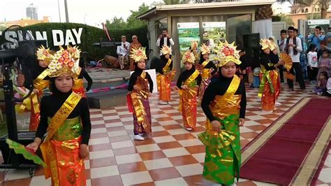 Tari Janger Bali,Indonesian Day Kuwait 2017 - YouTube