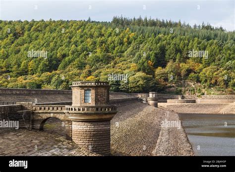 Ladybower Dam at the South side of the Ladybower Reservoir Stock Photo - Alamy