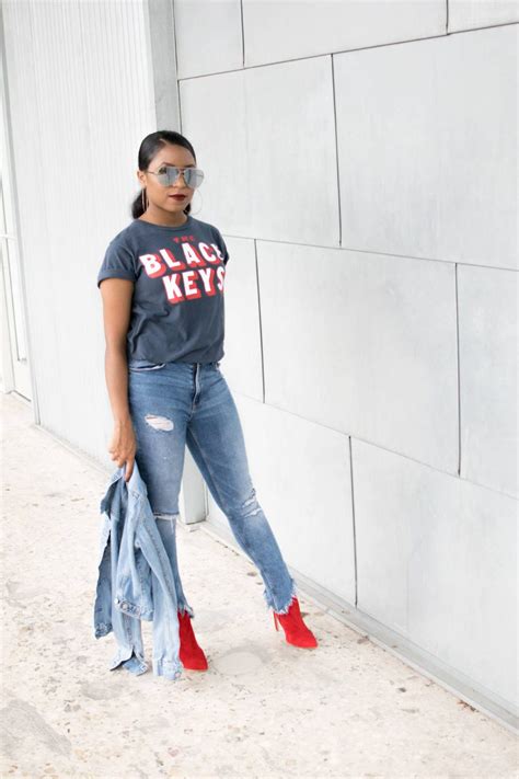 Styling a Graphic Tee and Heels - Venti Fashion