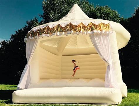 Adult Bouncy Castles Are A New Wedding Trend | Apartment Therapy