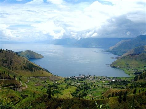 Danau Toba Tourism, Uniqueness in the Beauty of Lake Legend - THEBOEGIS