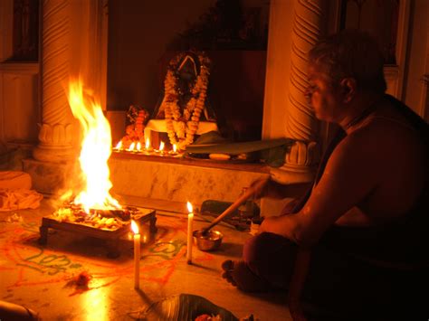 File:Brahmana performing fire sacrifice.JPG - Wikimedia Commons