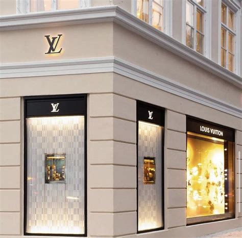 LOUIS VUITTON | Retail facade, Storefront design, Commercial design ...