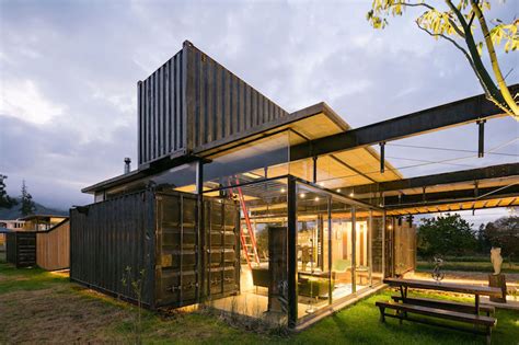 Shipping Container House Breaks The Boundaries Between Indoor And Outdoor