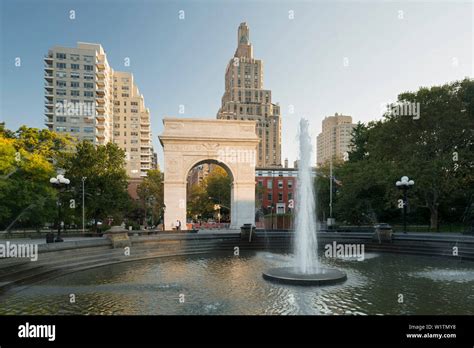 Washington Square Arch in Washington Square Park, Manhattan, New York ...