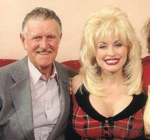 Dolly Parton with father Robert Lee Parton Sr. | Celebrities InfoSeeMedia