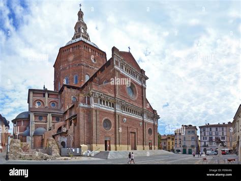 La cattedrale di Pavia (Italiano: Duomo di Pavia) è una chiesa in Pavia, Italia Foto stock - Alamy