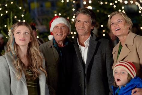 A Pilot and Passengers Get Stranded on Christmas Island On Hallmark Channel | Celebrating The Soaps