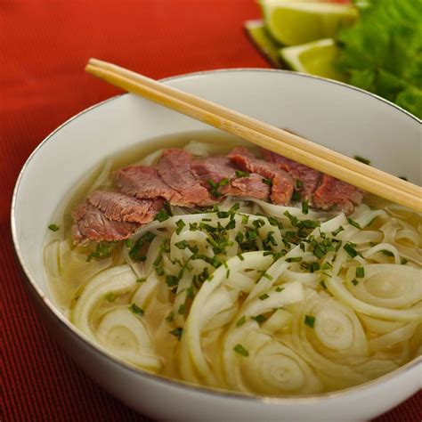 Recette phô (soupe vietnamienne au bœuf et aux nouilles de riz) - Cuisine / Madame Figaro