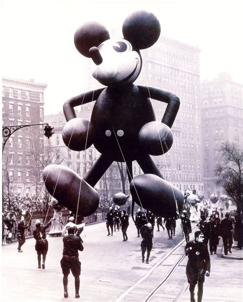 Macy’s Thanksgiving Day Parade: Vintage photos of Santa float, Mickey ...