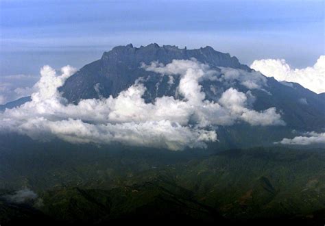 Borneo earthquake: Fatalities reported as guides help 137 stranded climbers down Mount Kinabalu