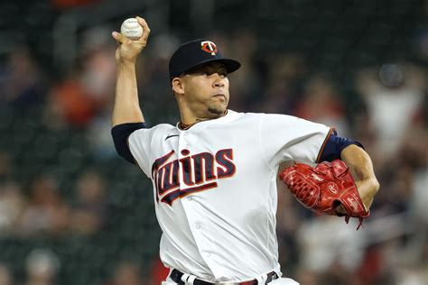 Minnesota Twins: 3 Reasons the Twins should Commit to Selling