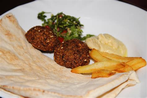 Khubz, Falafel, Fries, Hummus, Tabbouleh... An Arabic platter - Dining and Cooking