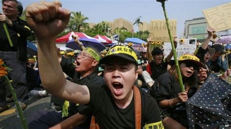 Mass protest held in Taiwan against China trade deal - BBC News