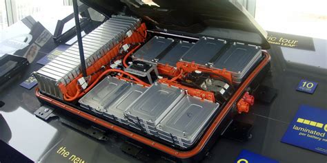 Nissan starts new program to replace old LEAF battery packs - Electrek