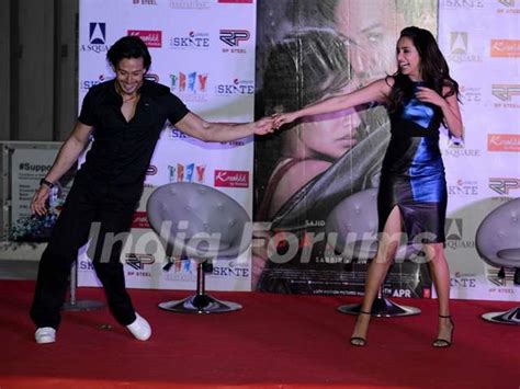 Shraddha Kapoor and Tiger Shroff show their dance moves at Promotions ...