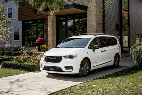 Chrysler Pacifica Minivan 2024 - Berta Celinka