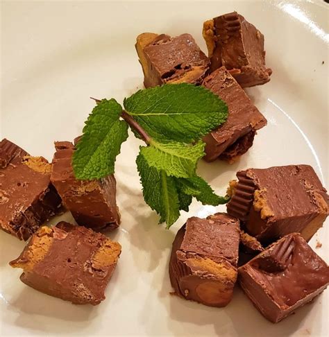 No-bake Reese's Peanut Butter Cup Fudge Recipe - Love of Food Magazine