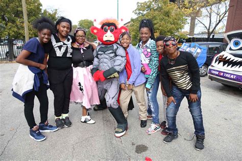 Rajon Rondo and the Chicago Bulls join Brown Elementary for "Harvest Fest" | NBA.com