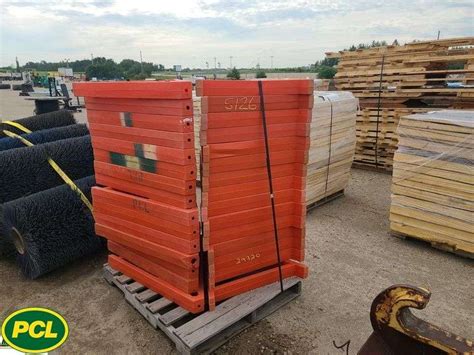 Plastic Barricades-1 Pallet - Michener Allen Auctioneering Ltd