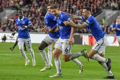 Gary Lineker reacts as Everton beat Brentford 3-1