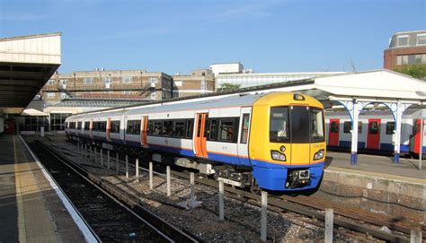 File:British Rail Class 378 Train in Richmond station, London-8Oct2009.jpg