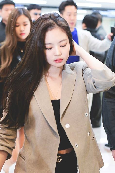 Blackpink-Jennie-Airport-Fashion-20-April-2018-HQ-14