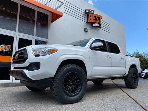 Toyota Tacoma White Fuel Off-Road Rebel 6 D679 | Wheel Front