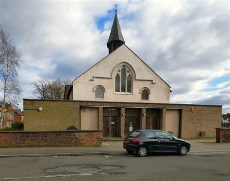 St Thomas' Heaton Chapel © Gerald England cc-by-sa/2.0 :: Geograph Britain and Ireland