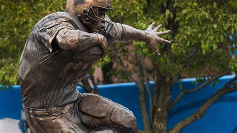 Detroit Lions unveil Barry Sanders statue outside Ford Field : r/nfl