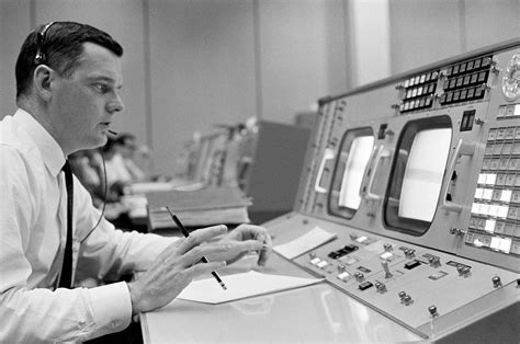 Glynn Lunney, NASA flight director who led from 'trench' to the moon ...