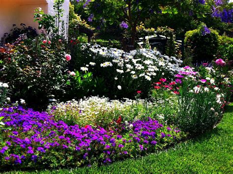 40+ Beauty Landscaping Flower Beds Ideas #LandscapingFlowerBeds in 2020 | Garden design ...