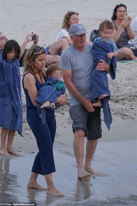 Monday 20 June 2022 08:49 AM Richard Gere, 72, enjoys day at the beach ...