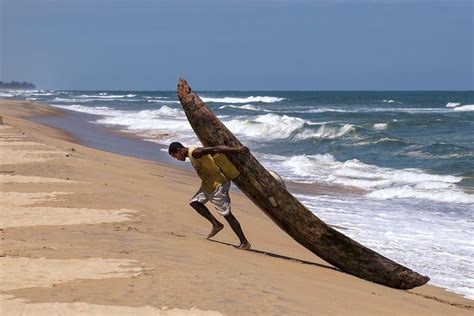 Pirogue individuelle de Madagascar, cote Est - Nicolas Millot | Madagascar paysages, Pirogue, Barque