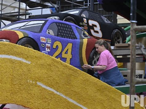 Photo: Volunteers Prepare Floats for the Rose Parade in Pasadena ...