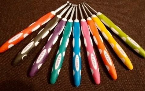 Crochet Hook Set 9 Pieces Ergonomic Crocheting Hooks Easy Grip Colour ...