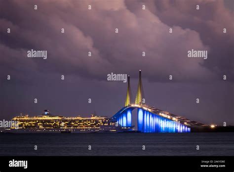 Fl the sunshine skyway bridge hi-res stock photography and images - Alamy