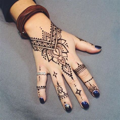 1001 + idées | Tatouage henné main – ancestral et temporaire | Henna tattoo hand, Henna designs ...